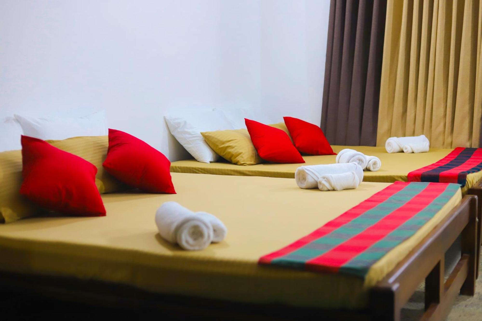 Royal Hub Hotell Kudapaduwa Exteriör bild